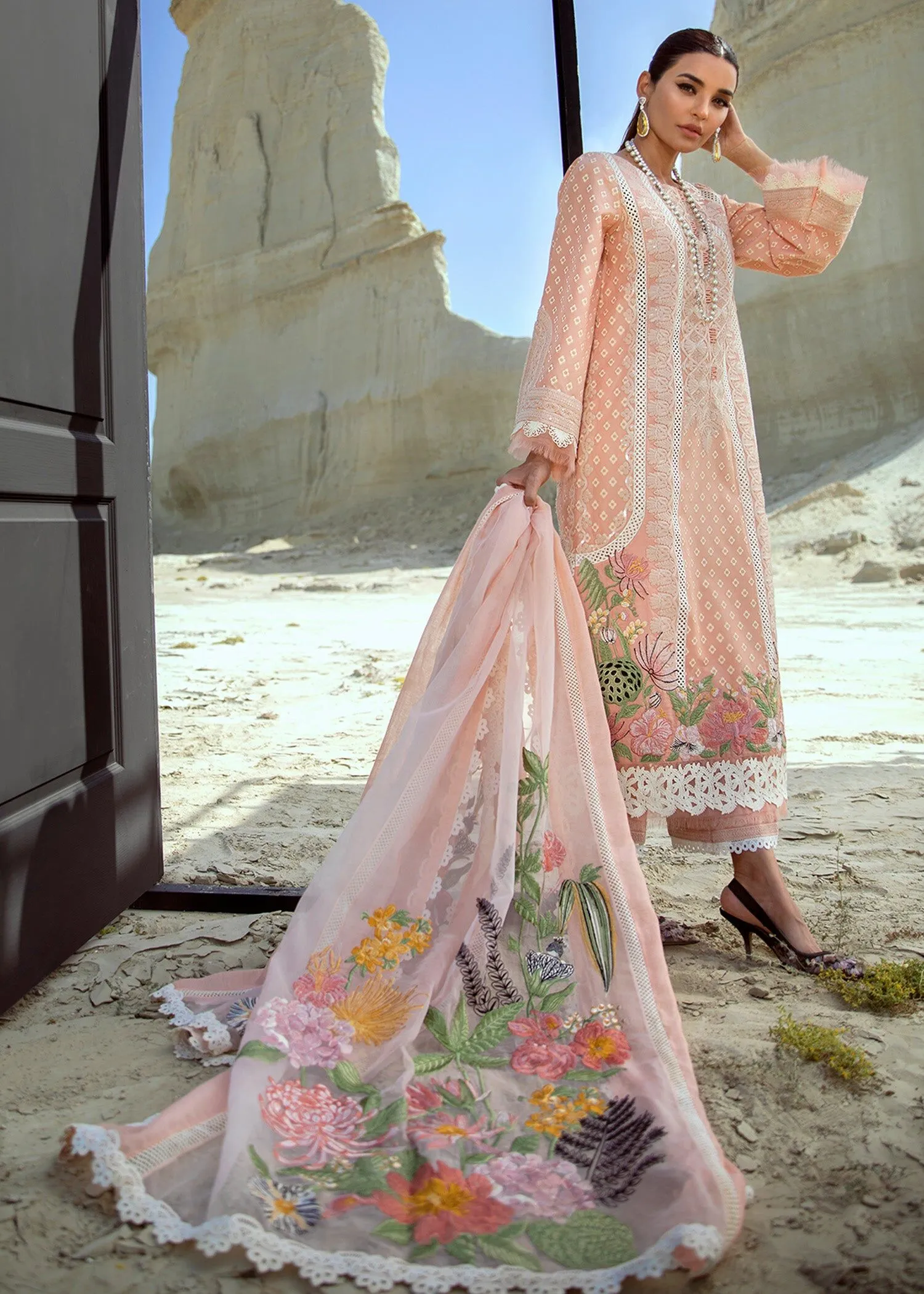 Crimson collection 2022 luxury lawn by saira shakira chikankari schiffili Collection master king replica pakistani suit