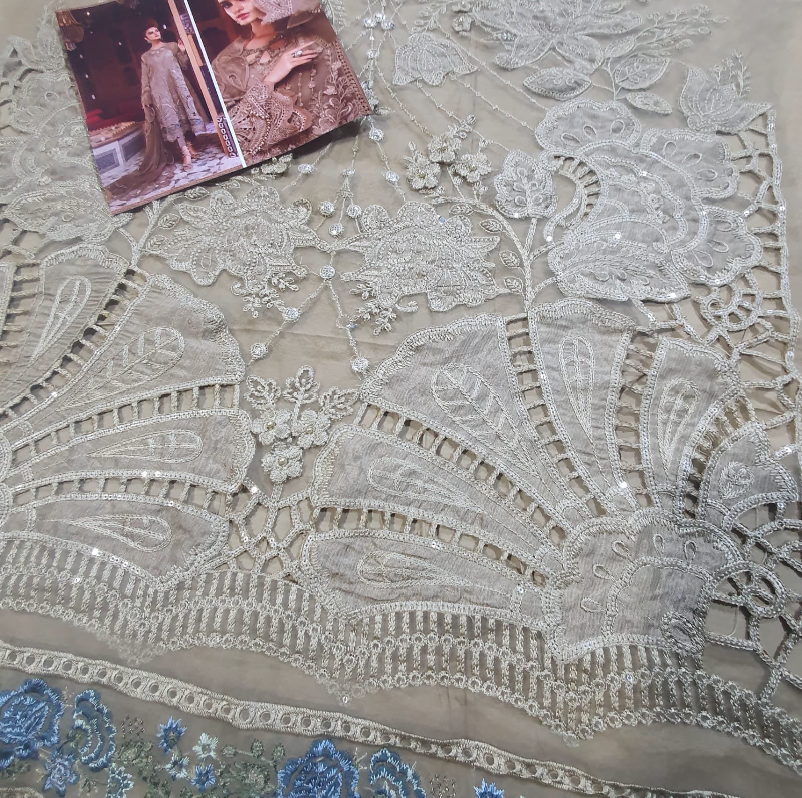 Maria b mbroidered 2022 velvet unstitched formal replica 2022 in karachi fancy handwork collection master replica online best quality 2022 master replica bridal maxi 2022 chiffon wedding 2022 pakistani master king replica suit maxi