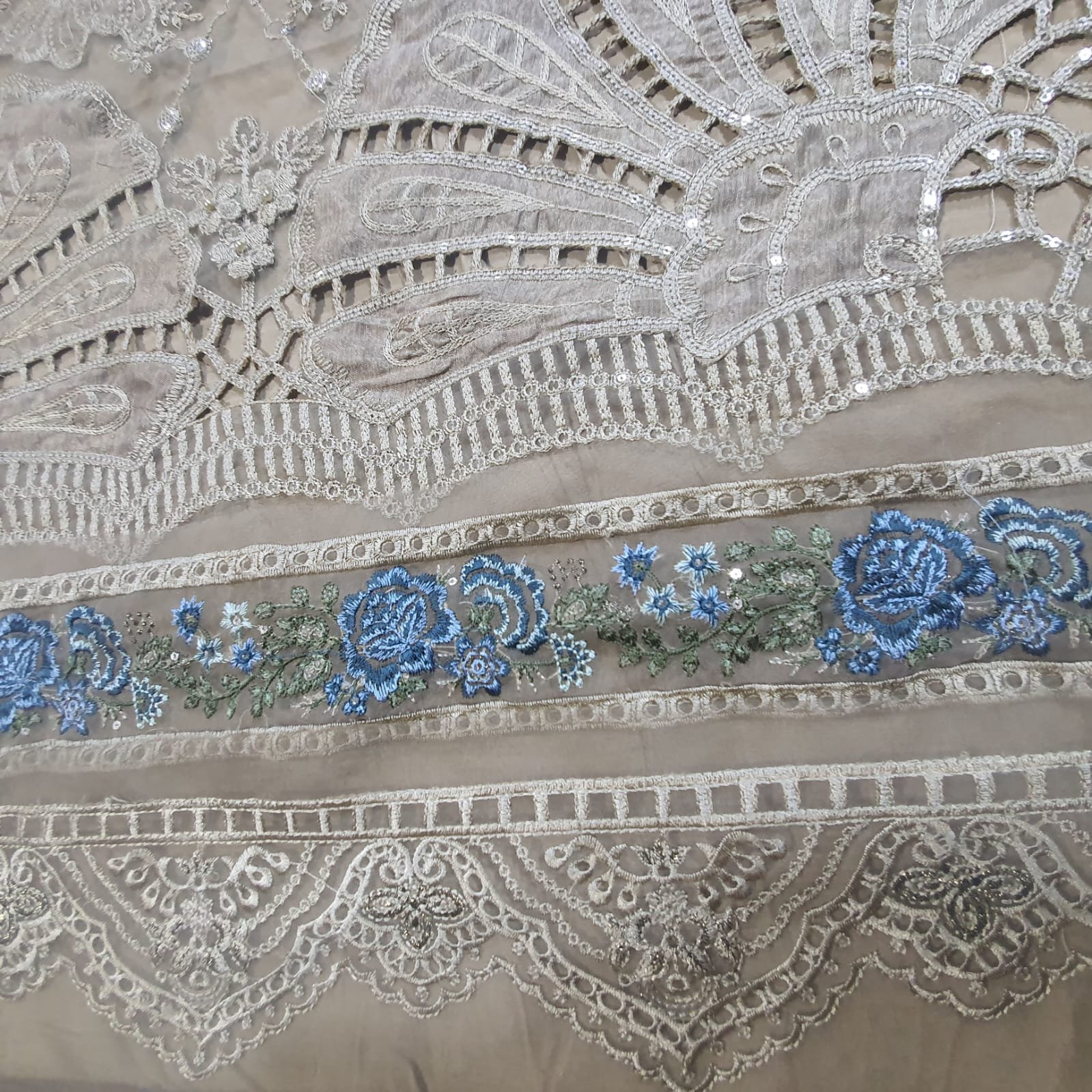 Maria b mbroidered 2022 velvet unstitched formal replica 2022 in karachi fancy handwork collection master replica online best quality 2022 master replica bridal maxi 2022 chiffon wedding 2022 pakistani master king replica suit maxi