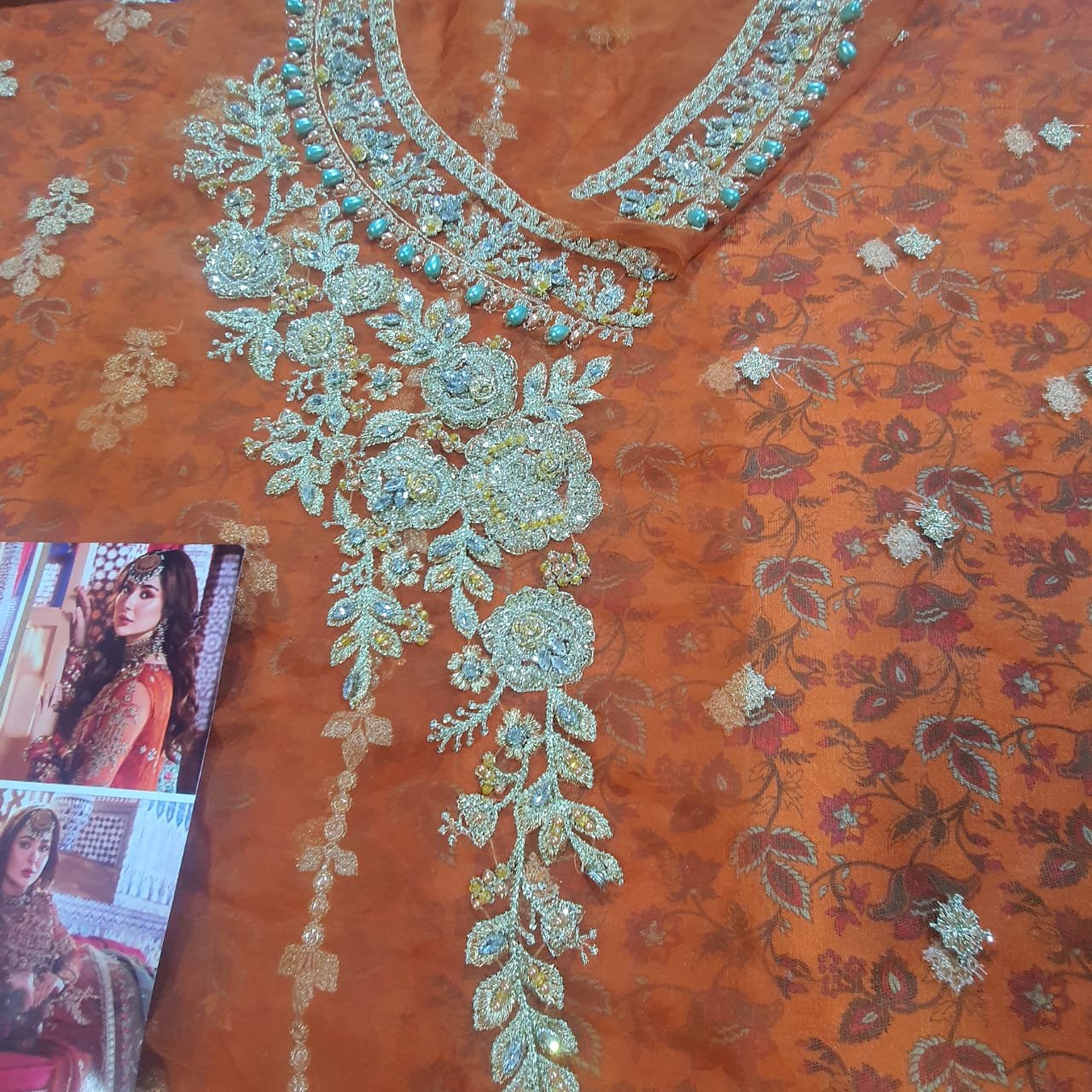 Maria b mehndi lehenga mbroidered 2022 velvet unstitched formal replica 2022 in karachi fancy handwork collection master replica online best quality 2022 master replica bridal maxi 2022 chiffon wedding 2022 pakistani master king replica suit maxi