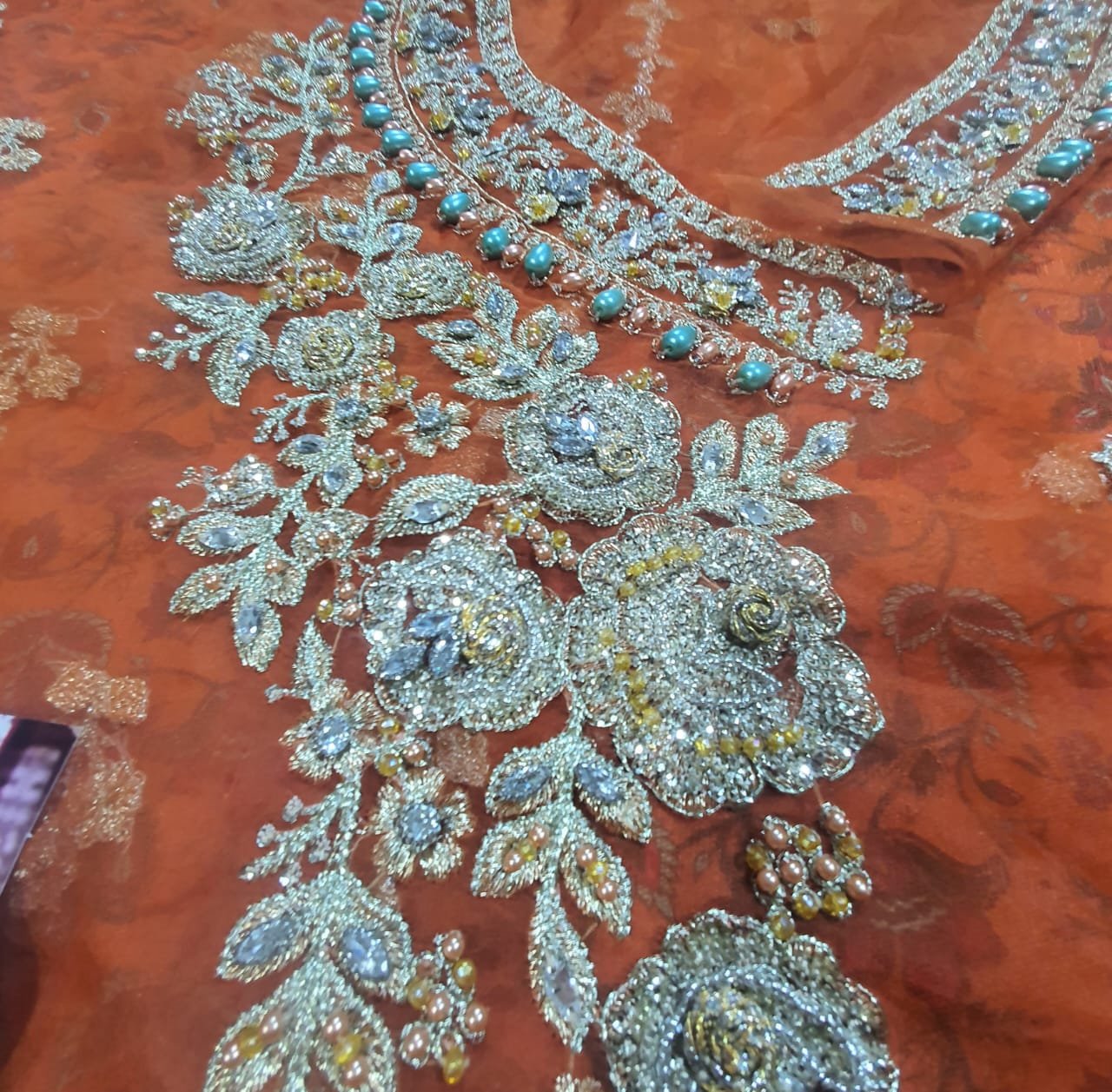 Maria b mehndi lehenga mbroidered 2022 velvet unstitched formal replica 2022 in karachi fancy handwork collection master replica online best quality 2022 master replica bridal maxi 2022 chiffon wedding 2022 pakistani master king replica suit maxi